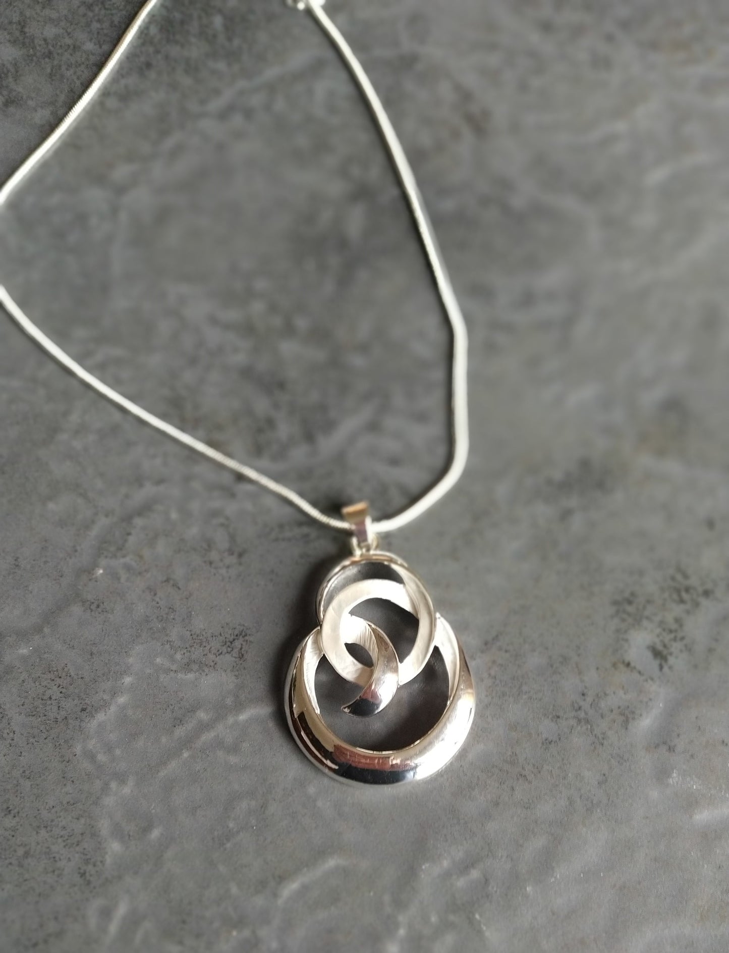 Loops Necklace (Available silver or rose gold tone)