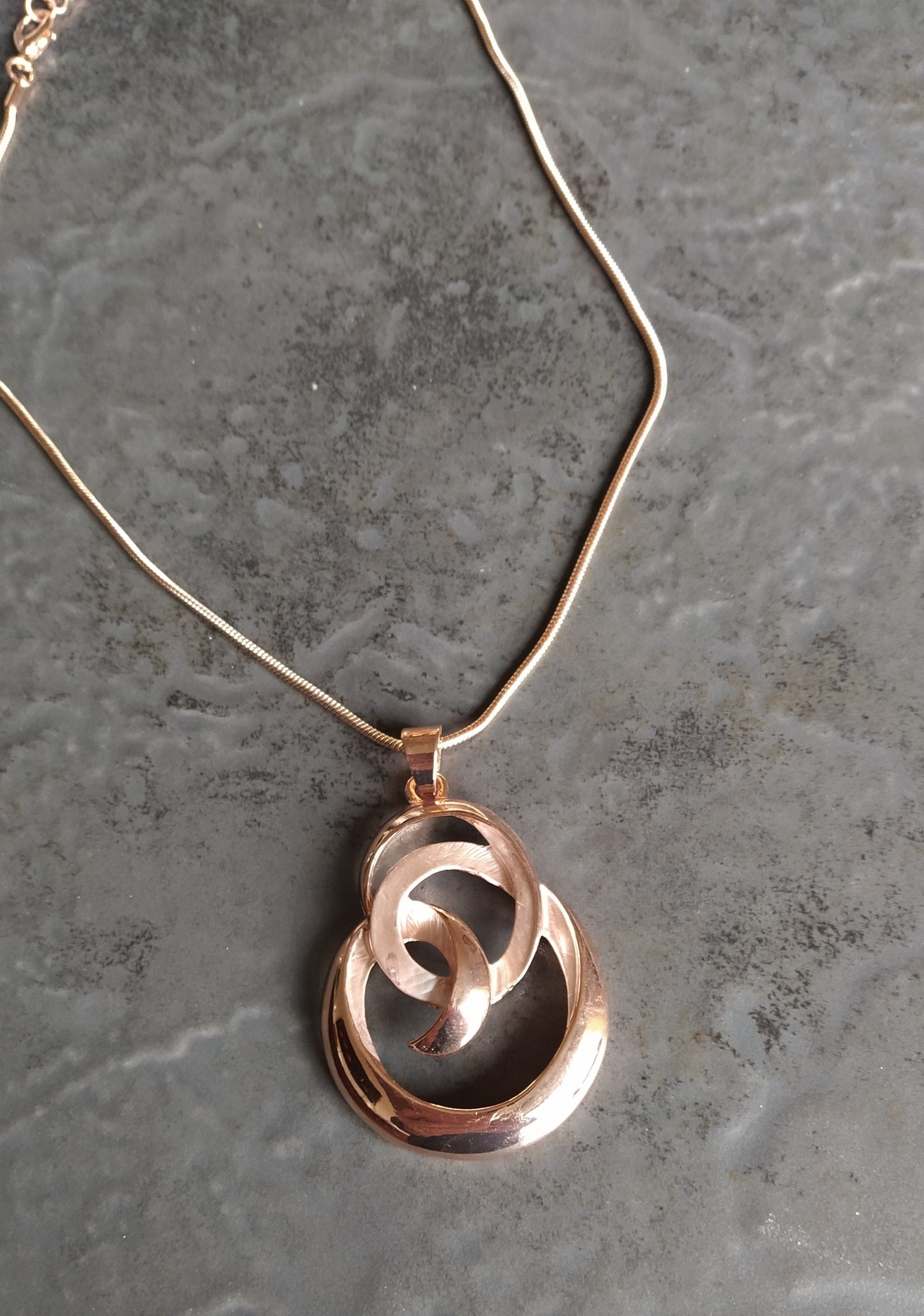 Loops Necklace (Available silver or rose gold tone)
